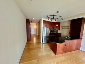 Building Photo - Fantastic Studio Apartment with 2 parking spaces included! AVAILABLE NOW!