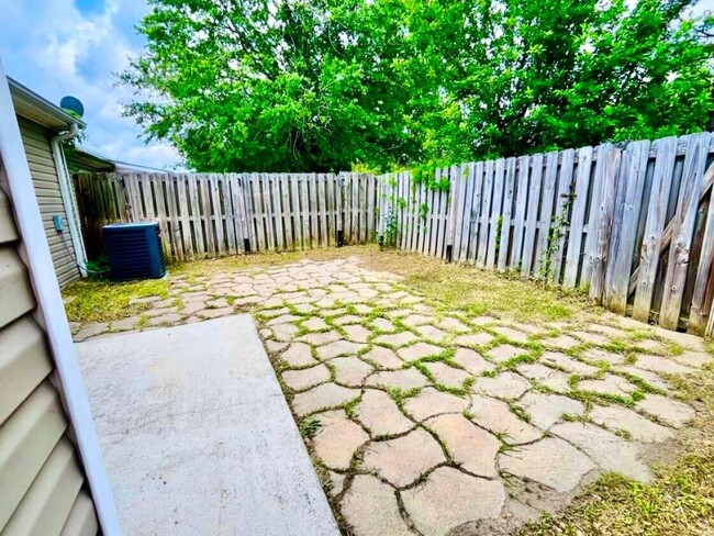 Building Photo - 1235 Longpoint Dr