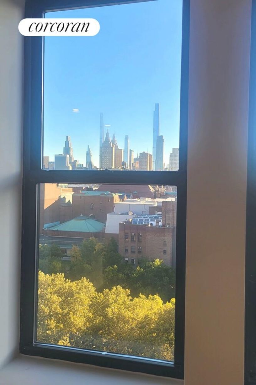 Building Photo - 45 W 81st St