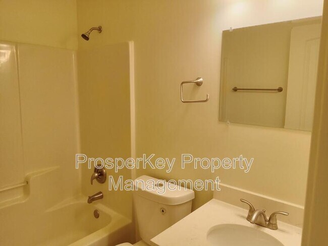 Building Photo - 10 Hidden Valley Ct