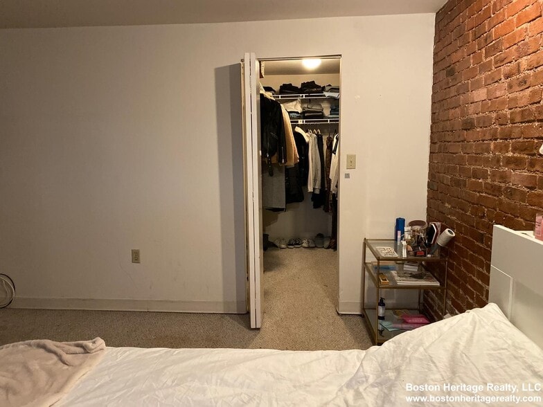 Building Photo - 84 Gainsborough St