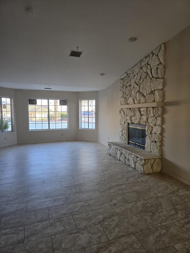 Building Photo - 9673 Vista Del Valle