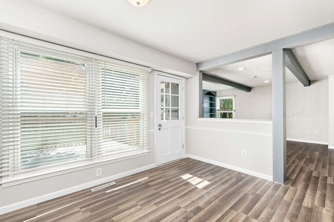 Building Photo - Spacious Overland Park 4 Bedroom Home - Av...