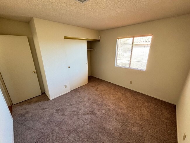 Building Photo - Gorgeous 2BED/2BATH Condo nestled in a Roc...