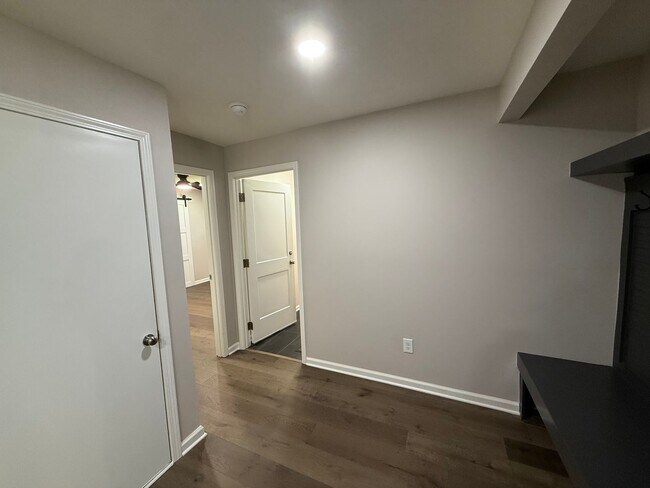 Building Photo - Westwood KS Renovated 3 Bed/2.5 Bath MainLevel Home with Attached Garage and Utilities w/Fee, Own...