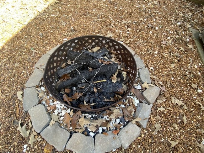 Building Photo - Sweet 3 bed 2 bath.  No Backyard Neighbors.