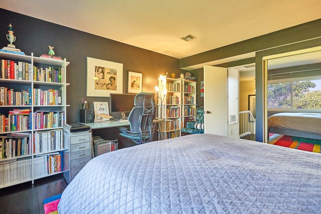 Building Photo - 4804 La Villa Marina