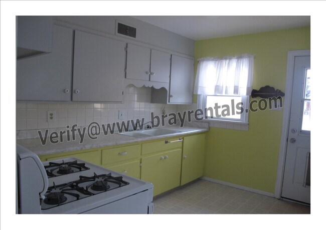 Building Photo - 1355 Mesa Ave