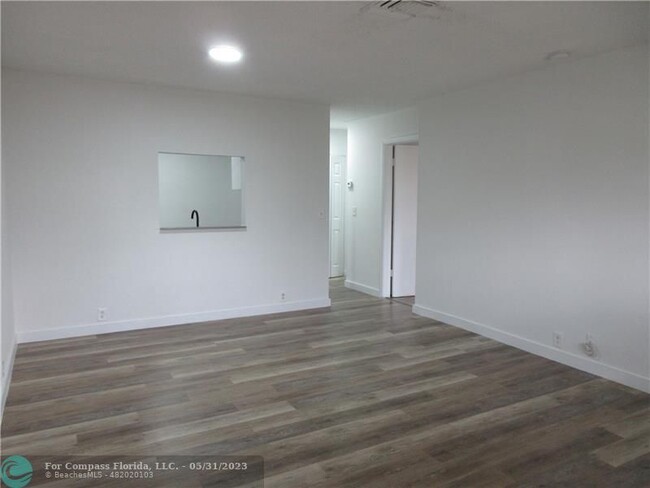 Building Photo - 4240 Woodside Dr