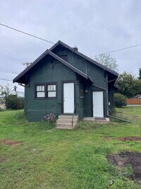 Building Photo - "Charming 3-Bed Home with Granite Elegance...