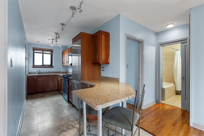 Building Photo - 1 bedroom in Chicago IL 60626