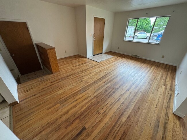 Building Photo - Spacious 3-Bed, 2-Bath Home with Included ...