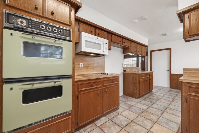 Building Photo - 13335 Trompilla Ln