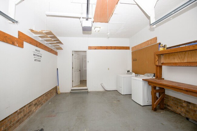 Building Photo - 330 Conifer Dr