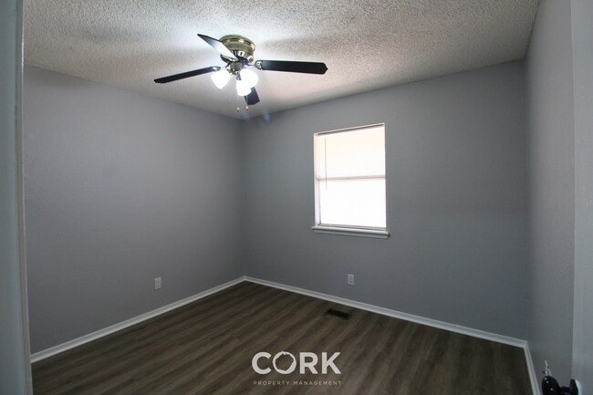 Building Photo - 708 Teal Pl