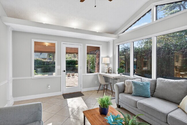 Building Photo - 5 Dorchester Ct