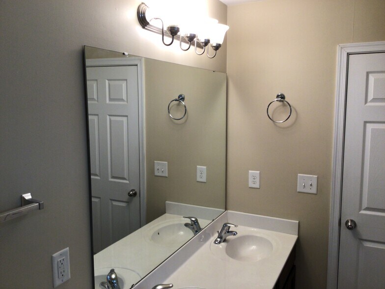 Building Photo - 2631 Cypress Oak Ln