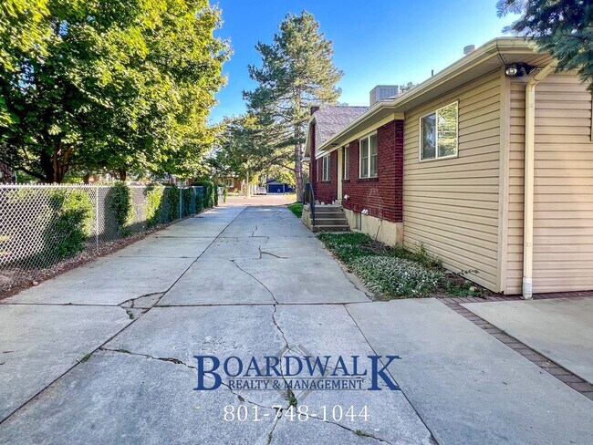 Building Photo - 2247 E Lambourne Ave