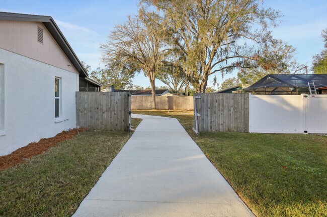Building Photo - 3911 King Dr