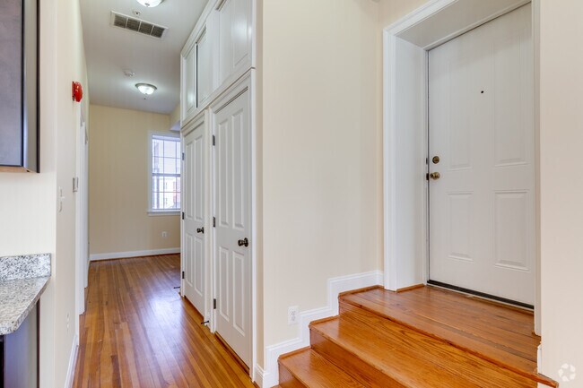 2BR, 1BA - 831SF - 313 S Broadway