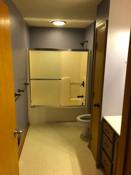 Master bath - 3660 N Mccord Rd