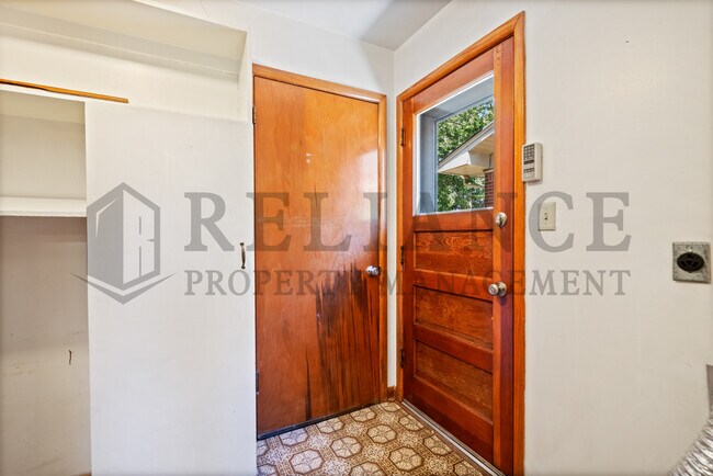 Building Photo - 860 Fabrique St