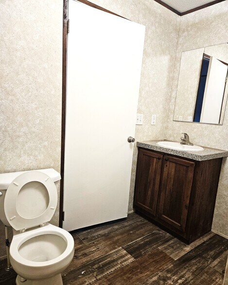 Ensuite - 2818 Jacob Ave