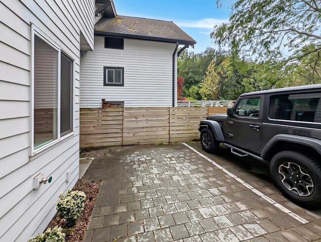 Building Photo - Stunning Two-Bedroom Townhome with Rooftop...