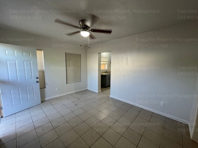 Building Photo - 1 bedroom 1 bathroom  back house with a pr...