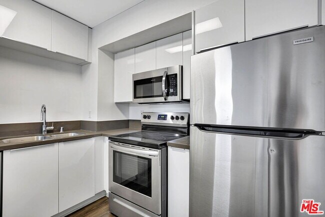 Building Photo - 831 2nd St