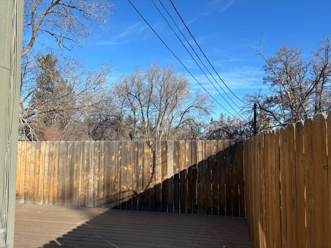 Building Photo - 3 BR/2.5 BA Townhouse