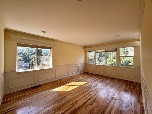 Building Photo - Stunning Bellevue Home with Lush Gardens & Prime Location