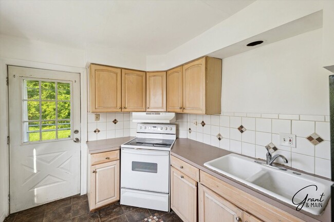 Building Photo - $1,000/month - 2 Bed 1 Bath in Roseville