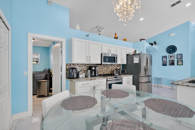 Building Photo - 1121 SW Ivanhoe St