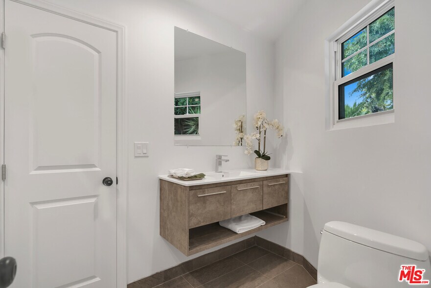 Bathroom - 912 Sanborn Ave