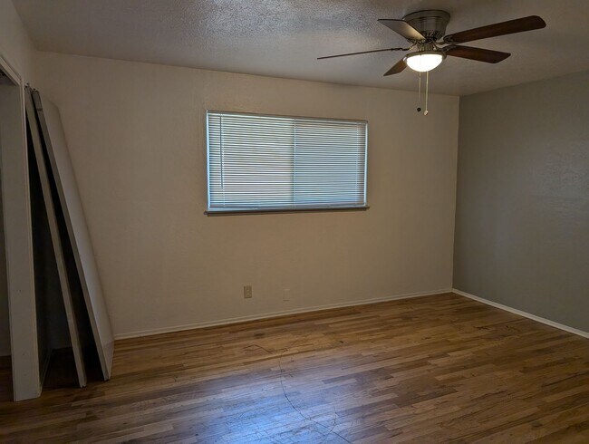 Building Photo - 6th St Duplex