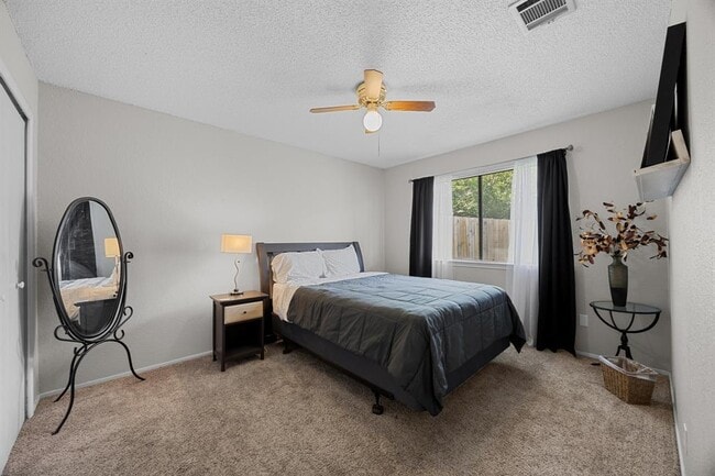 Building Photo - 1111 Fairlawn Cove