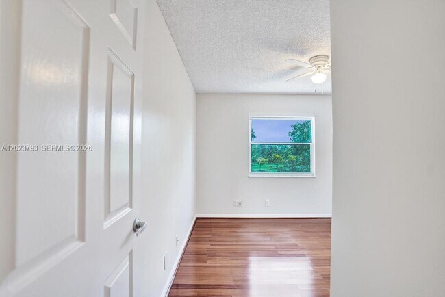 Building Photo - 21461 Sawmill Ct