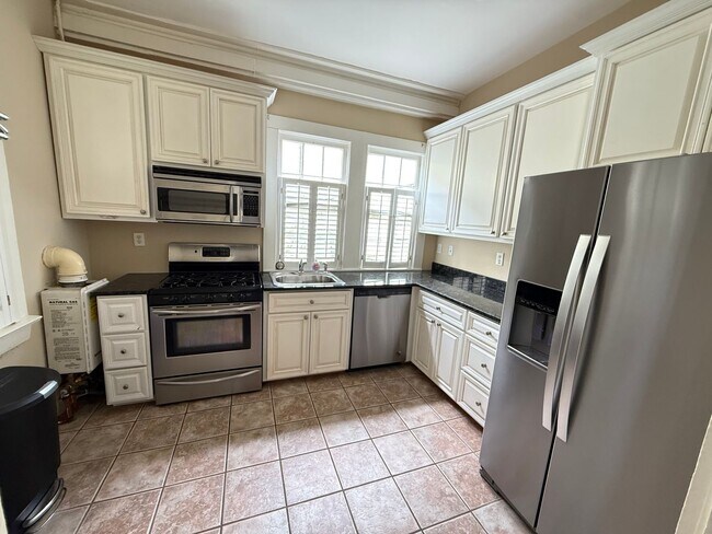 Building Photo - 1 Bedroom 1 Bath Condo in Harleston Villag...