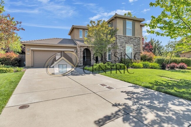 Building Photo - Beautiful Executive Home w/ Pool on 1/2 Ac...