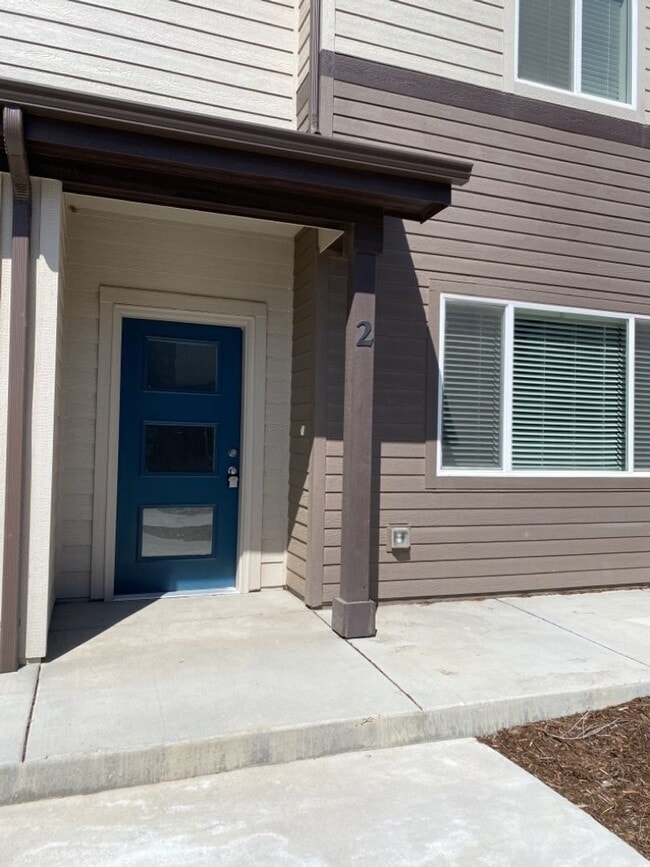 Building Photo - 3 Bed / 2.5 Bath Townhome with Attached Garage in NE Ft. Collins