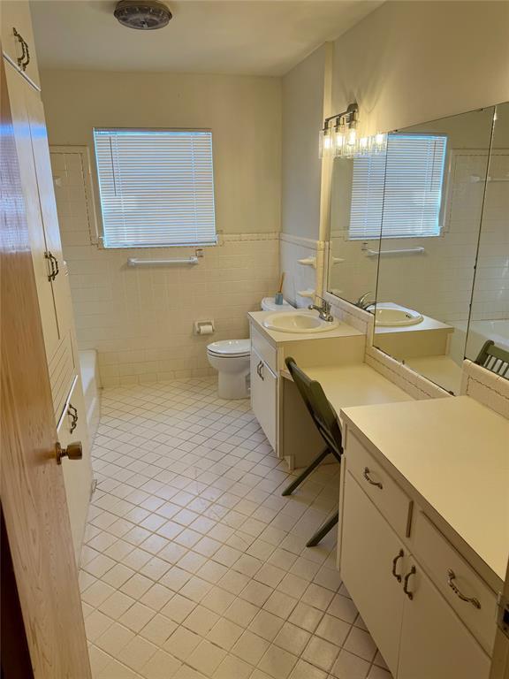 Building Photo - 8601 Karling Dr