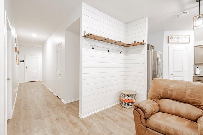 Building Photo - 801 Meadow Creek Ln