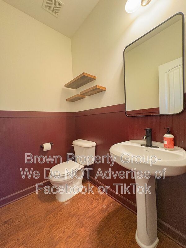 Building Photo - 829 Bellingham Way