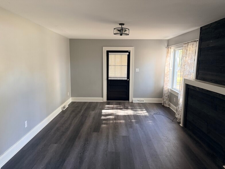 Building Photo - 1828 Statesville Blvd