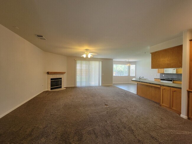 Building Photo - 1 year lease