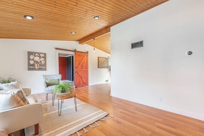 Building Photo - 4041 Rosehill Dr