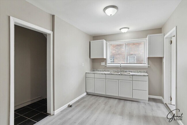 Building Photo - $1500 Large 3 bedroom home