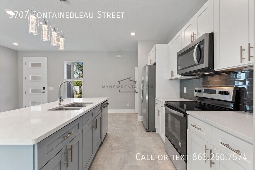 Building Photo - 3707 Fontainebleau St