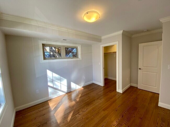 Building Photo - 8 Maplewood St